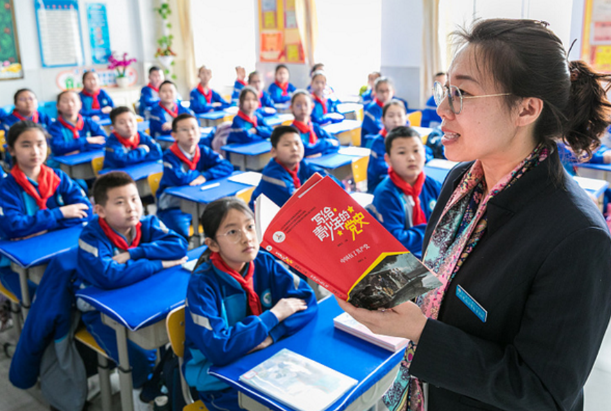 哈工大博导第一学历为“中专”，用10年时间实现逆袭，让人敬佩