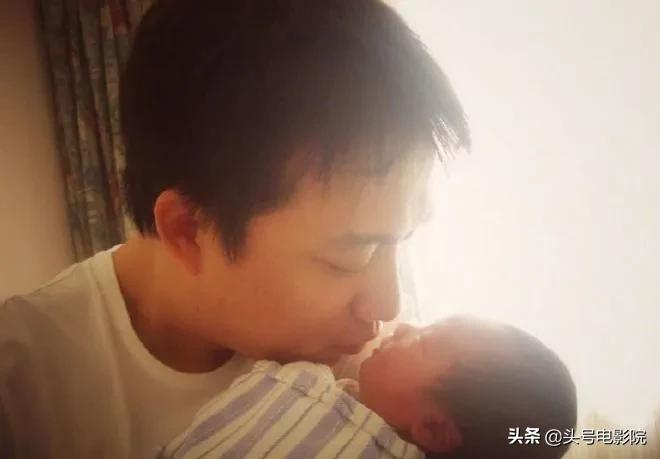 黄多多16岁戴金链涂眼影,爸爸萌娃早熟!曹格女儿11岁露肩画眼线