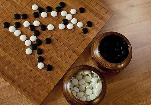 下棋、博弈、藏身份，这些抽象游戏的快乐一点也不抽象