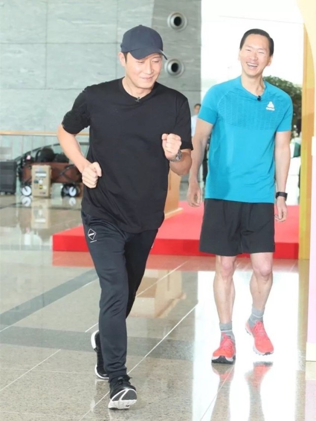 黎明人到中年也不油腻，穿一身黑色风采依旧，英俊的气质十分显著