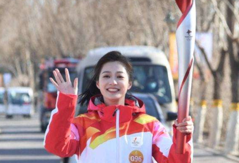 “中传校花”冯琳，成为北京冬奥会火炬手，却被网友质疑德不配位