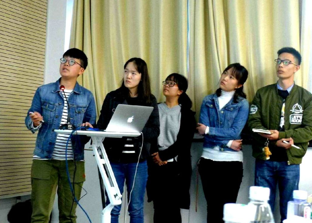 专科生是大学生吗？穿学士服拍毕业照，被本科生嘲笑没有资格