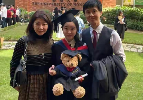 25岁港姐宣布当医生！家庭富裕有高学历，网友劝其不要入娱乐圈