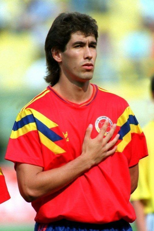 94年世界杯,哥伦比亚埃斯科巴把球踢进自家门,回国后遭12枪杀害