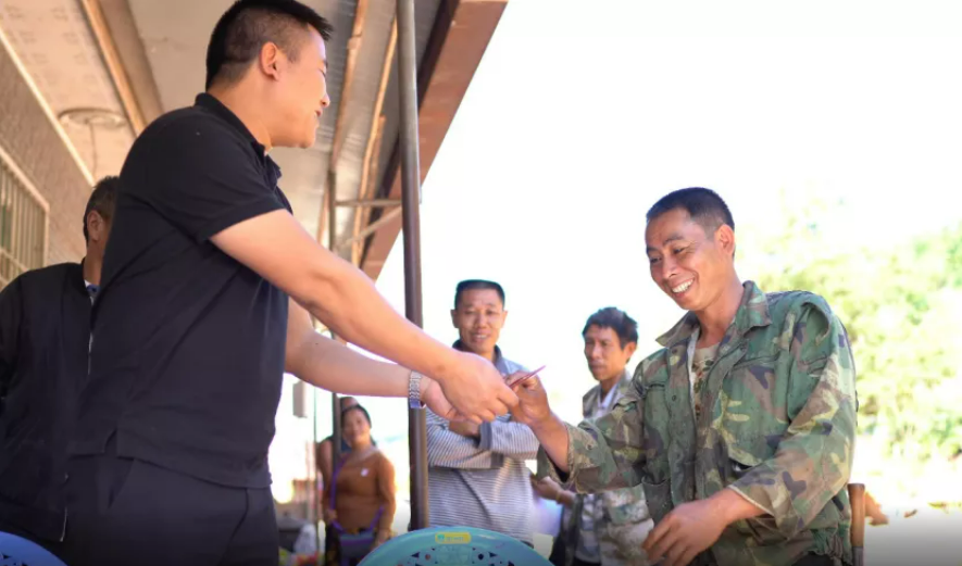 放弃落户上海、20万年薪，90后退伍军人回农村“养蜂”，获国家部委表彰！