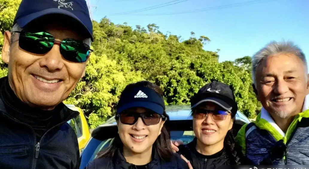 66岁周润发现身小吃店！一头白发又高又瘦，桌上仅有一碗平价汤面