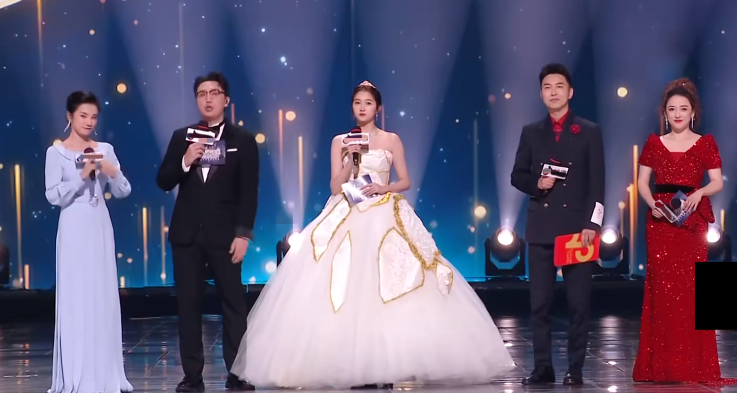 为了秀资源而穿高定？热巴穿高定卖货，关晓彤AB穿错场合失了得体