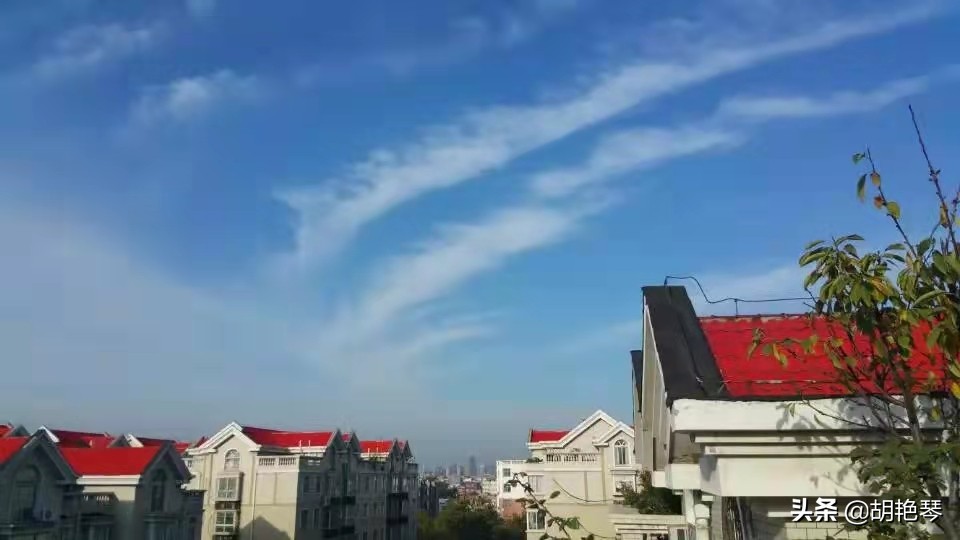 **悠悠白云舞长空**

这句简洁的标题既点出了云朵在天空中的动态美感，又体现了对自然美景的赞美之情。