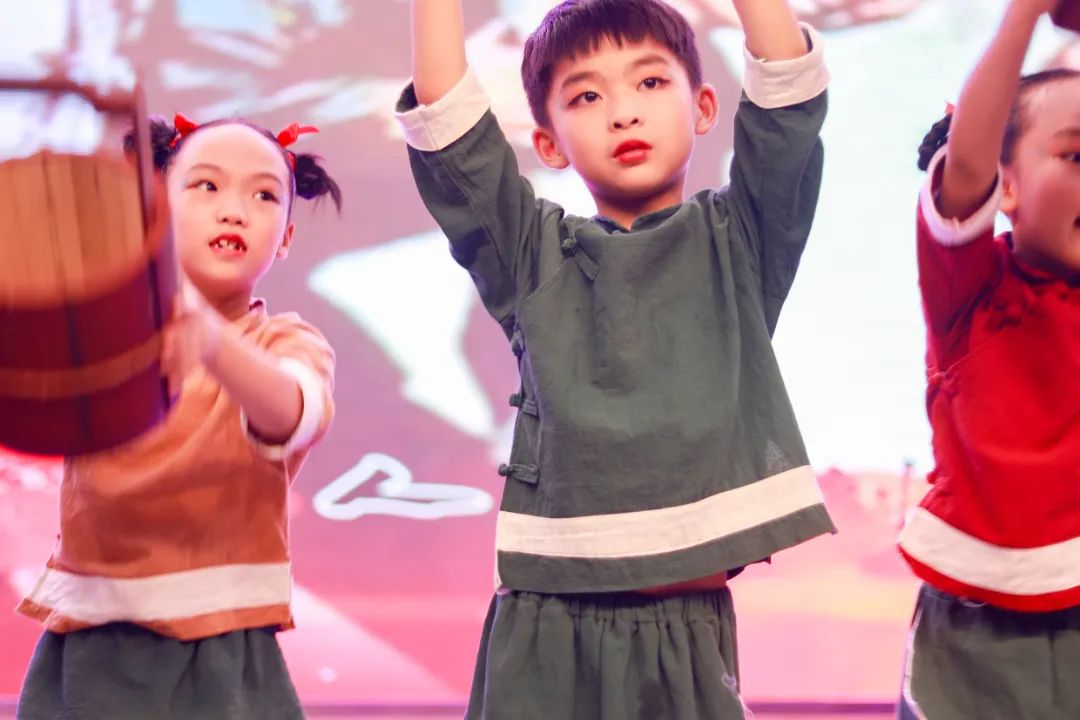 天府新区华阳实验小学举行“童星耀五月·艺术绽花开”群舞比赛