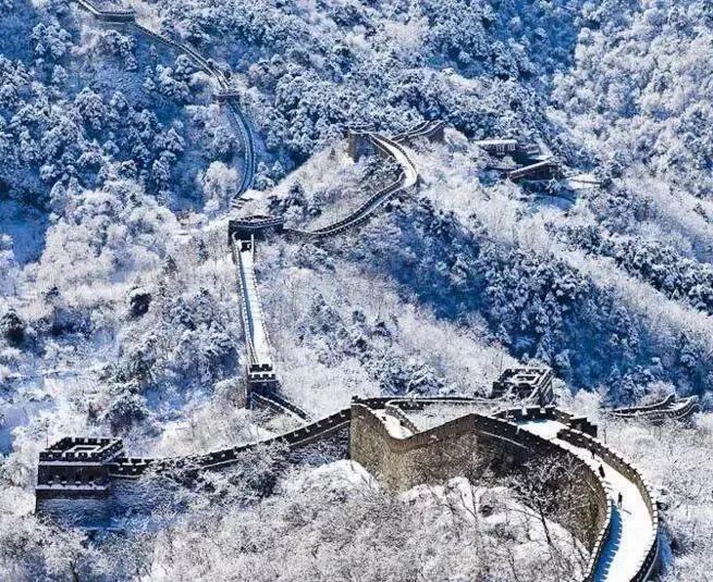 《沁园春·雪》：开头写宏伟壮阔的雪景，结尾抒改变世界的壮志