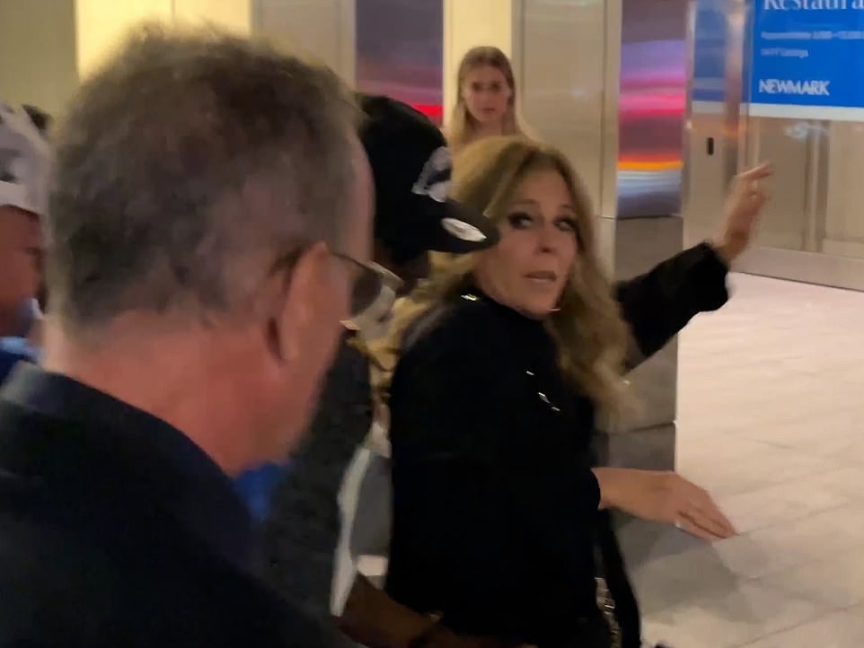 眼见妻子被粉丝碰撞，阿汤哥动怒飙骂脏话，网友直呼：好男人