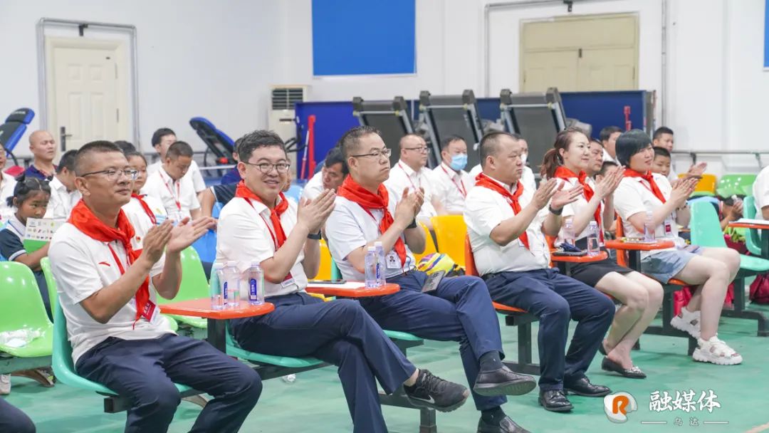 乌达区巴音赛街小学:大手拉小手 安全一起行(图3)