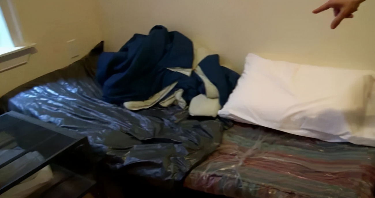 纽约女子22年不买衣服，捡来的袜子穿到透明，13年抠出一套房