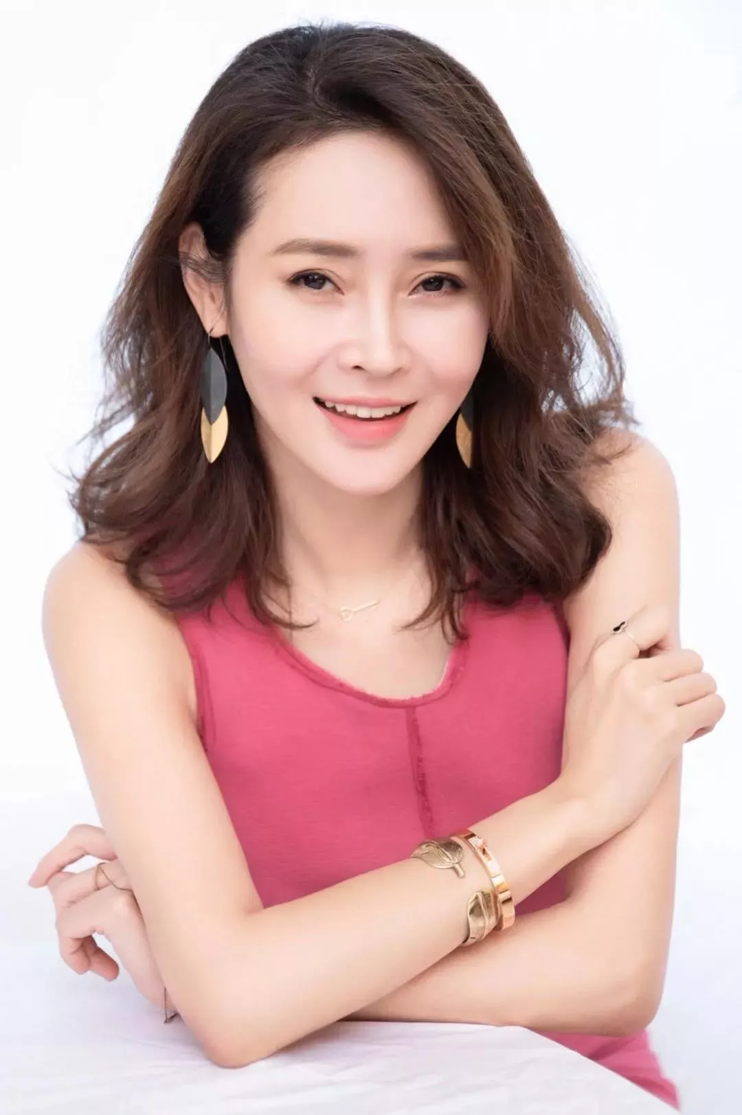 44位明星驾驭的红色服饰典雅大方，由内而外散发出自然的美感