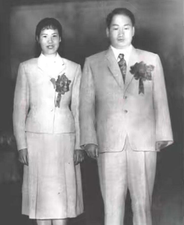 毛岸青找对象，毛泽东警告“别说是我儿子”，结婚时送来两份大礼