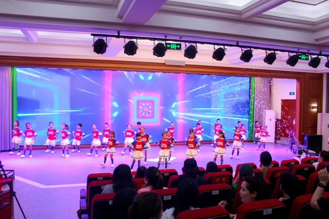 天府新区华阳实验小学举行“童星耀五月·艺术绽花开”群舞比赛