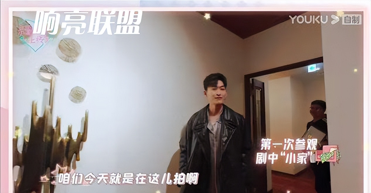 张翰豪宅曝光，内嵌鱼缸没放电视，工作人员表情享受