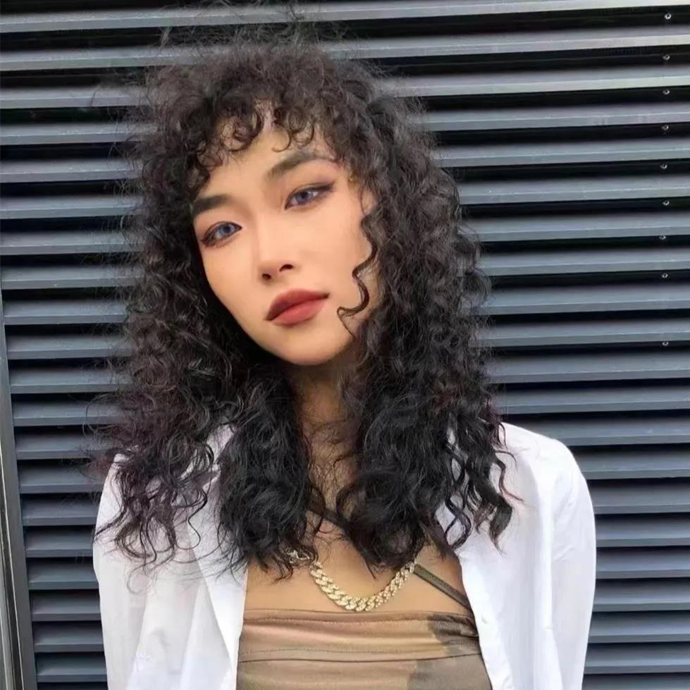 法式卷属于中大卷的烫发类型,而羊毛卷属于小卷类型