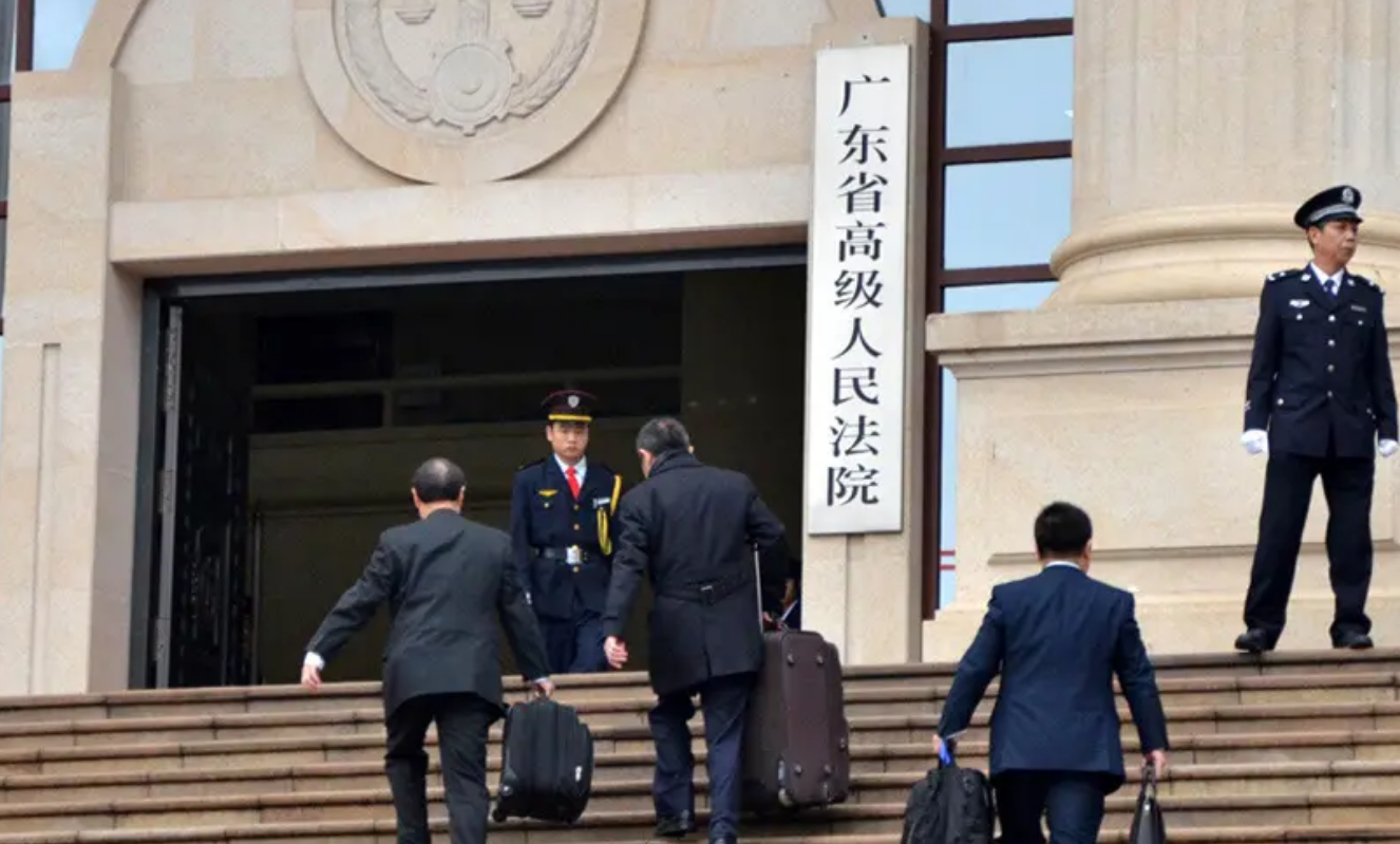 2006年，许霆因ATM机故障多取17万，被判无期后不服，重审改判5年