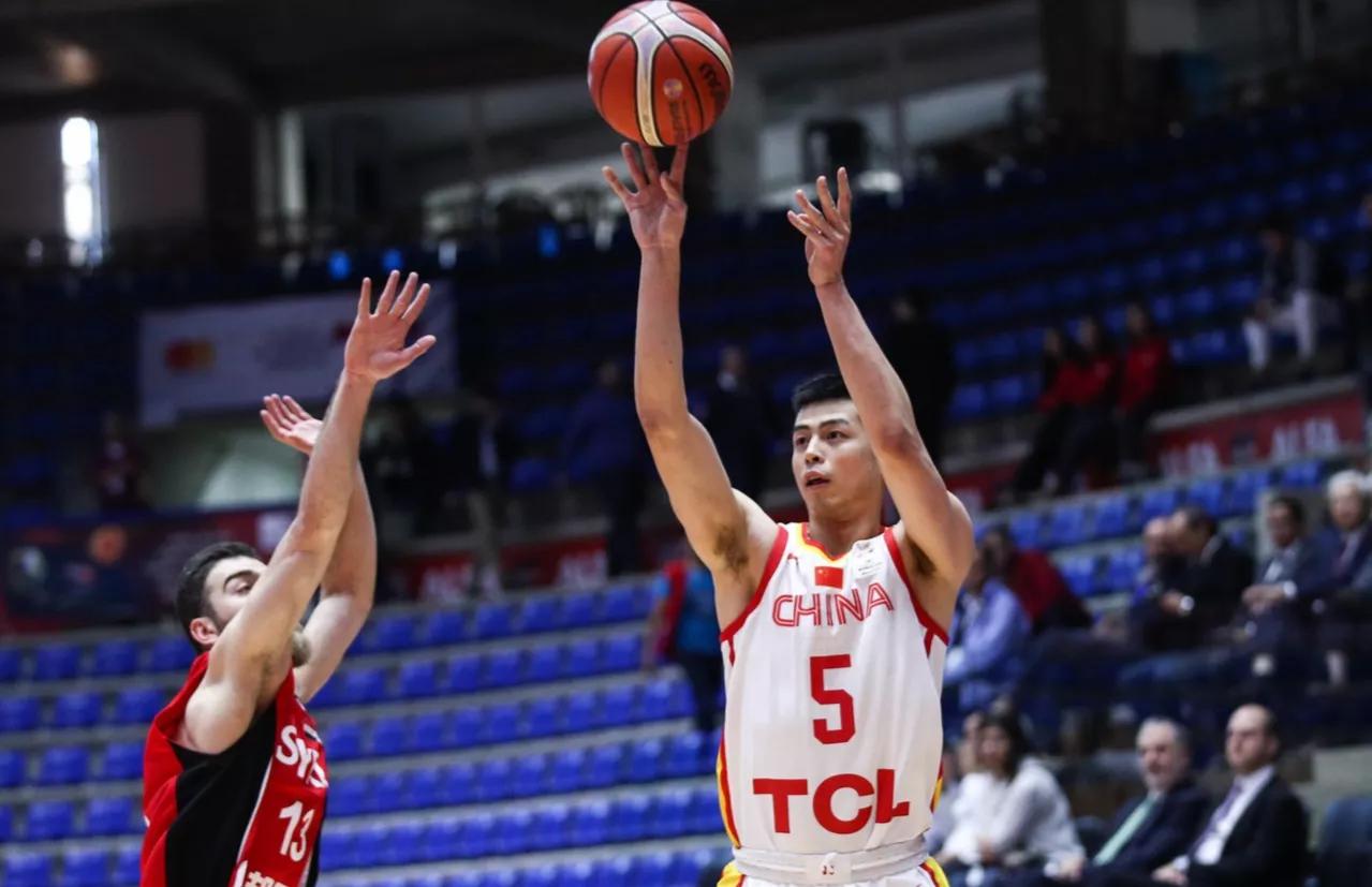 nba为什么不娶后卫(男篮后卫为什么很少持球跳投，教练要求团队配合，联赛外援占球权)