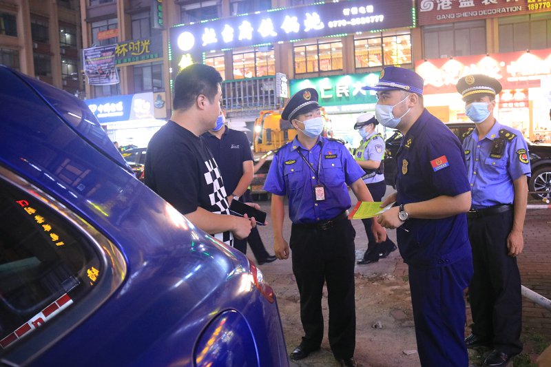 广西防城港消防联合多部门清查占用消防车通道隐患