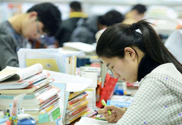 高校期末考试，女生穿丝袜与短裙参加，被质疑后回怼：现在21世纪