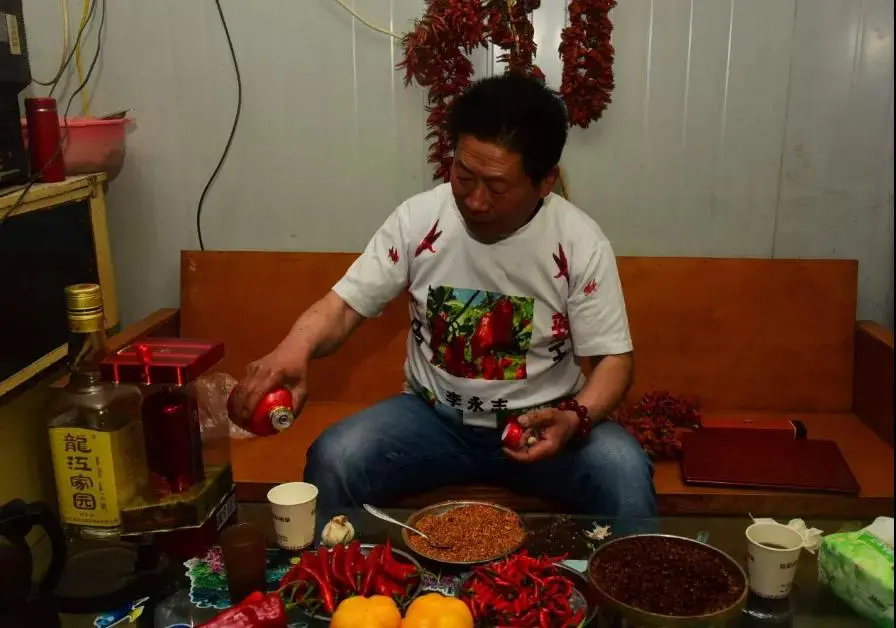 河南辣王李永志:每天5斤辣椒配白酒,破世界纪录,下场让人同情