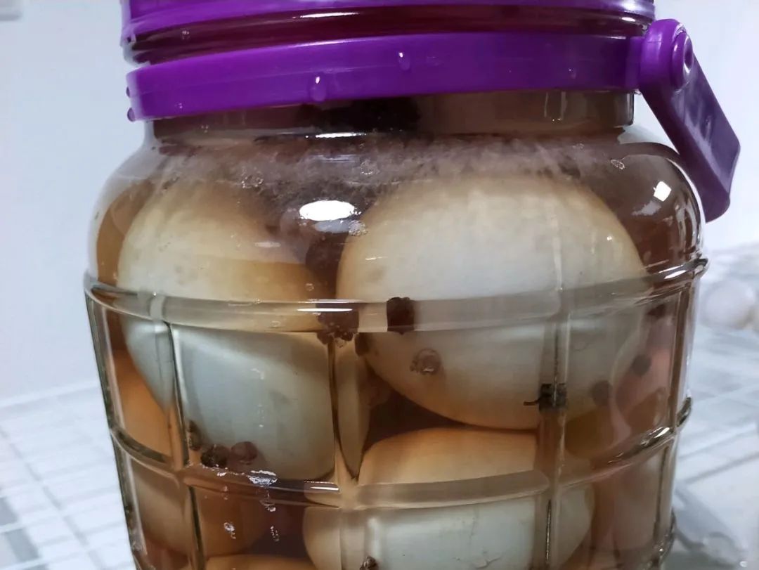 三步咸鸭蛋！沙子里出油还不咸，半个月就可以吃了。