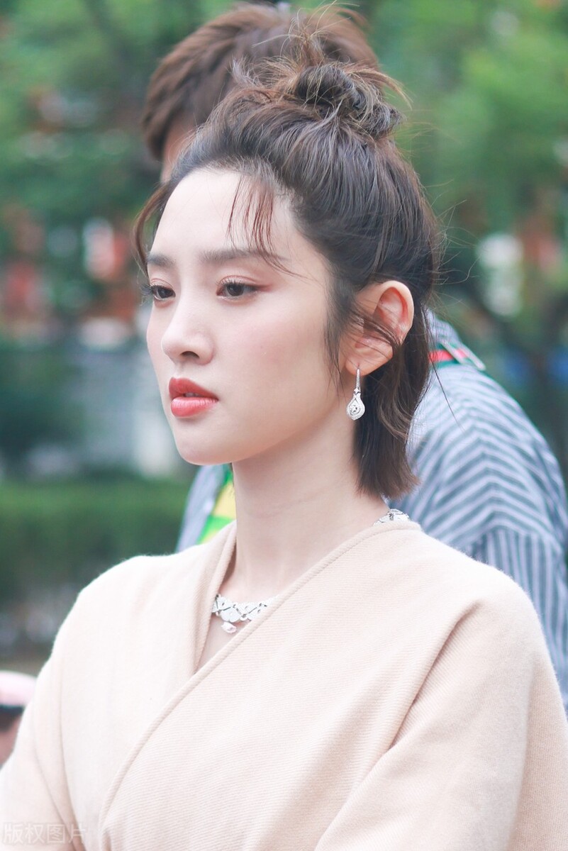 美丽动人唐艺昕