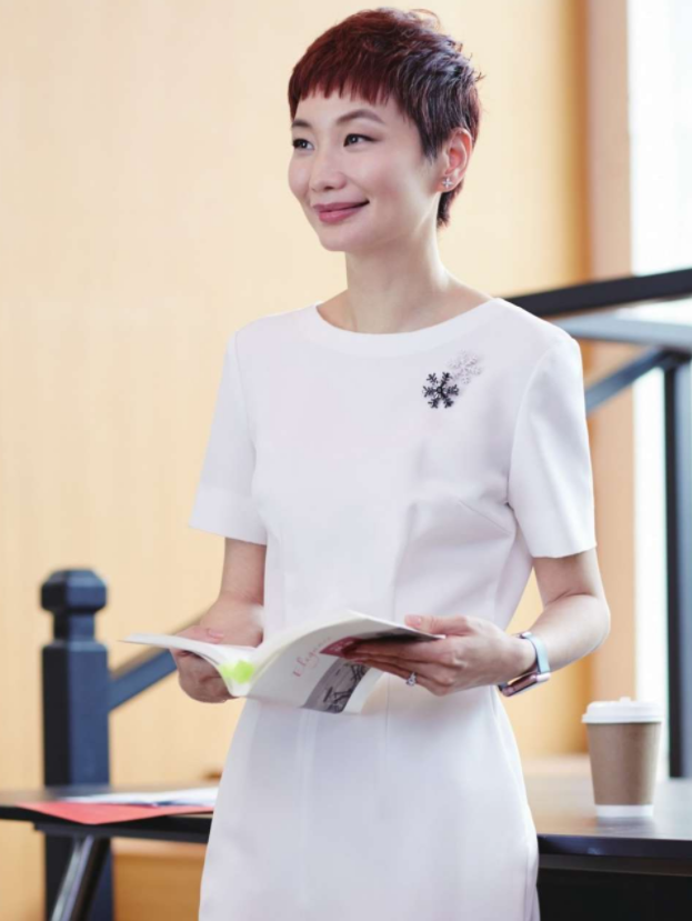 看到晓雪才知道:气质比容貌更重要,52岁照样登上时尚杂志封面-小陈聊