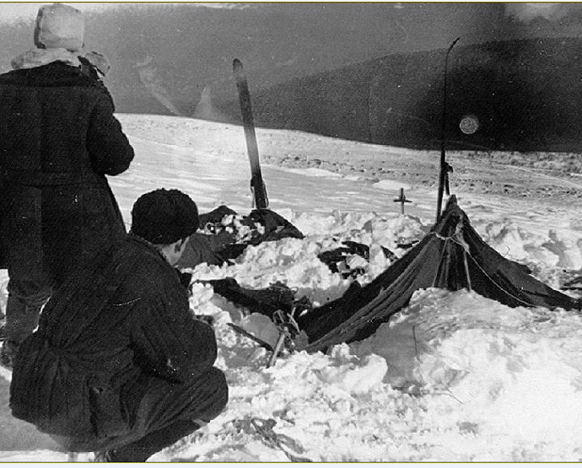 1959年登山事故，9名滑雪客离奇身亡，遗体被辐射，频现怪异线索