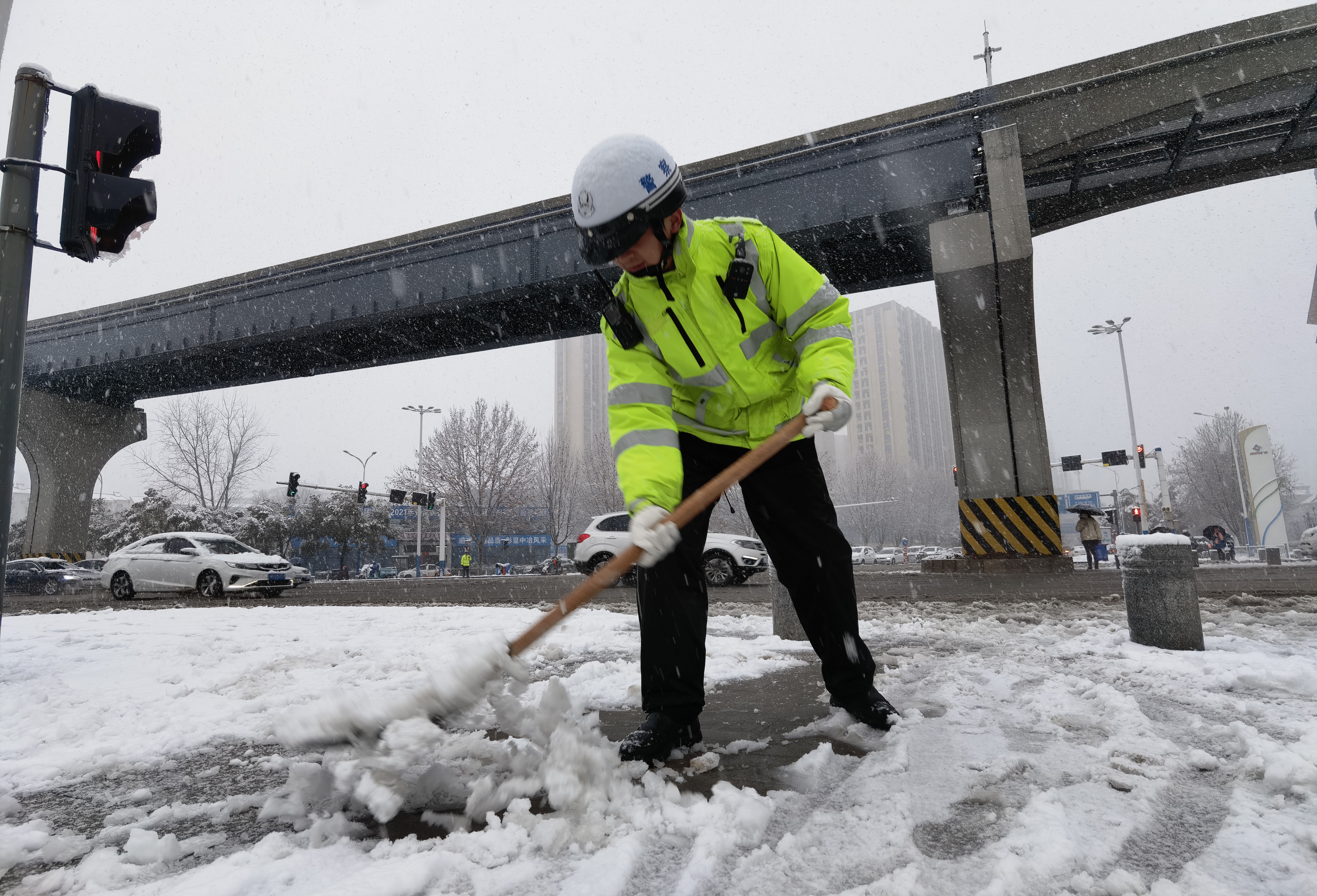 安徽芜湖：暴雪预警！雪花飘飘中，民警执勤成为最美风景