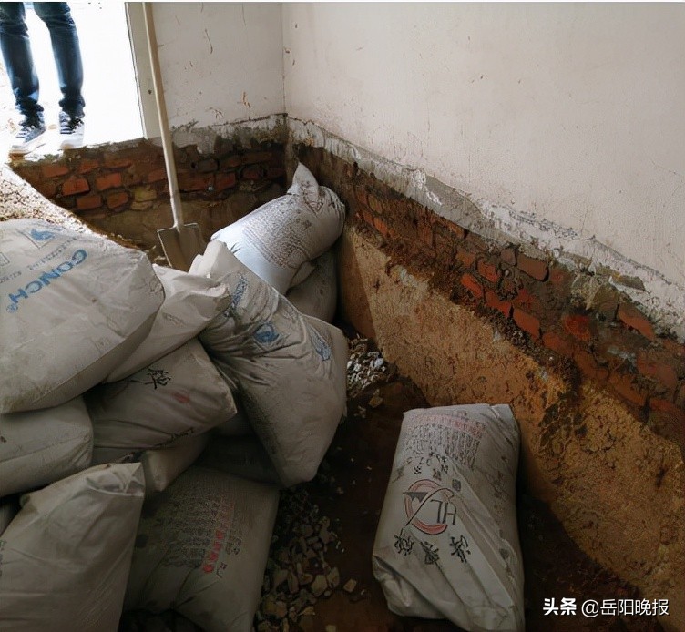 岳阳一居民装修车库挖露地基，楼上住户心慌慌