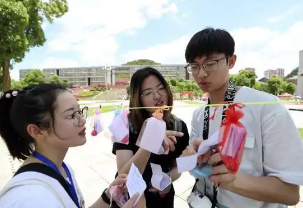 中国大学分8个档次，考上前3档毕业不愁没工作，你的母校在哪档