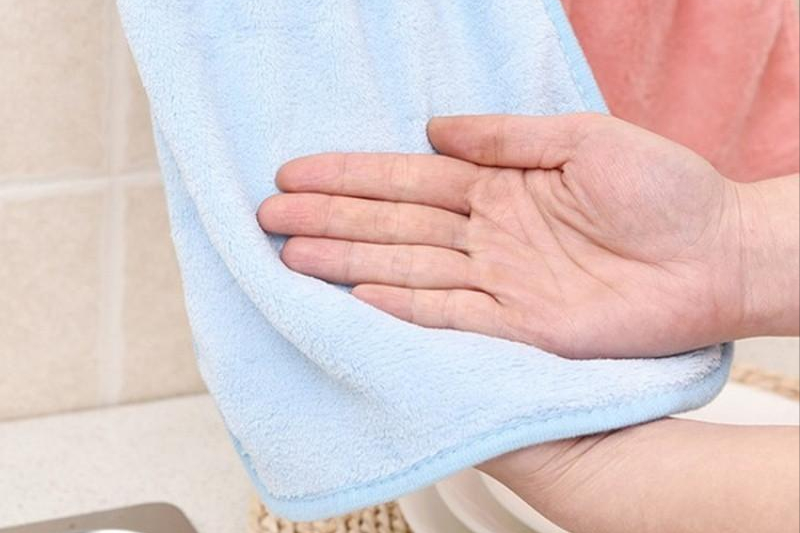 洗完手擦干与不擦干，真的有区别吗？答案：有！别让细菌继续滋生