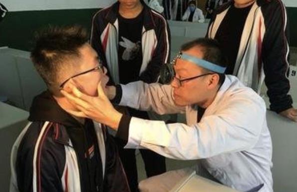 高考体检有多严格？需要“全部脱光”检查吗？医生表示我也不想看