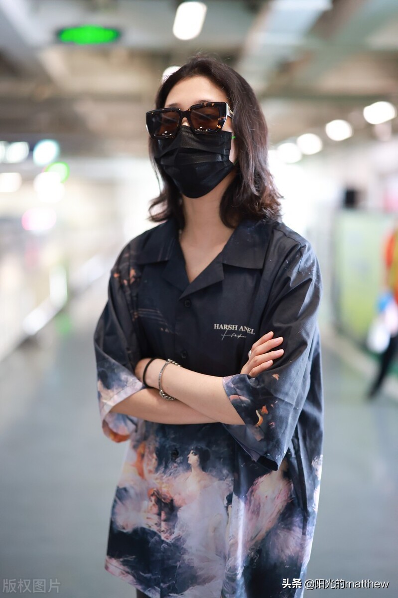 郭颖穿印花衬衫戴超大墨镜现身机场，大步流星气质高冷