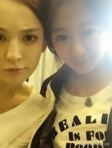 娜扎大学生时期 ​​​跟朋友们的合照