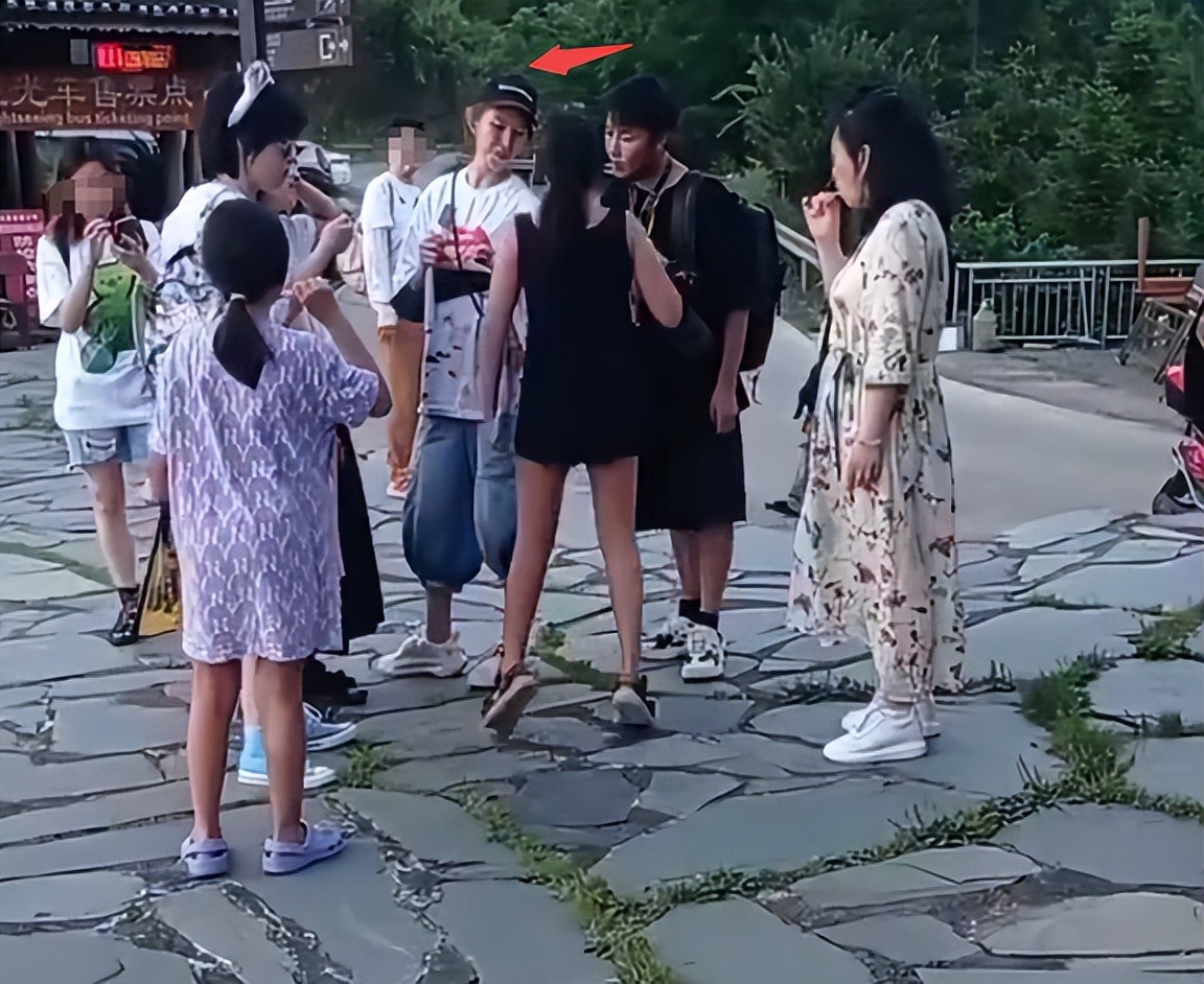 蔡少芬顺利返港，时隔半年与陈法蓉合体，头贴头喝奶茶姐妹情深