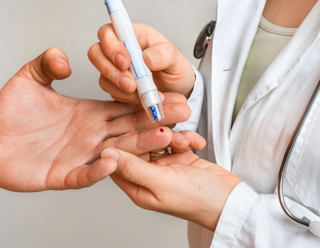 尿酸“超标”，身体会出现4个“信号”，占一个，也要开始控制