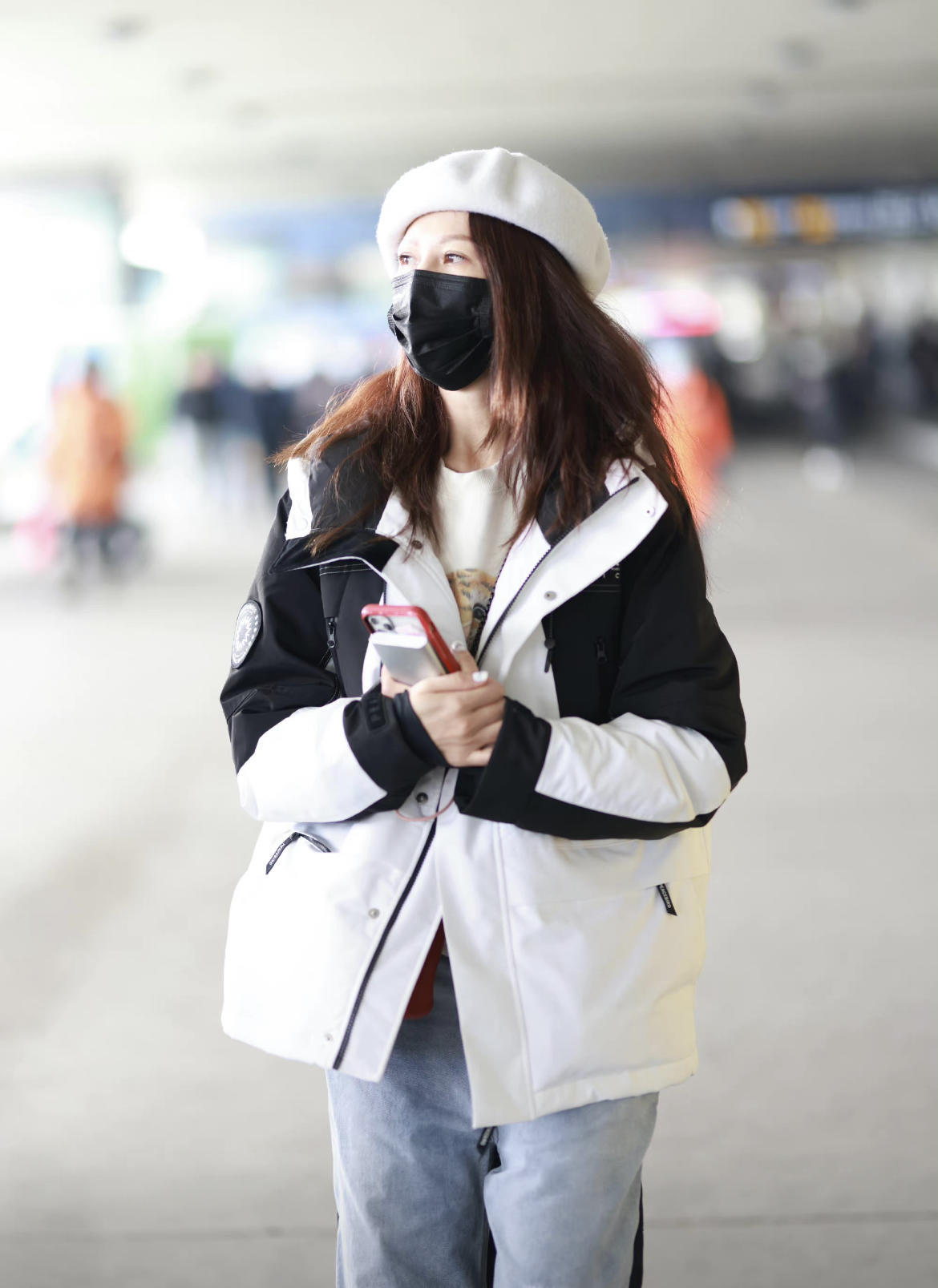 "蔡少芬"穿黄色羽绒服走机场,年轻时髦两手抓