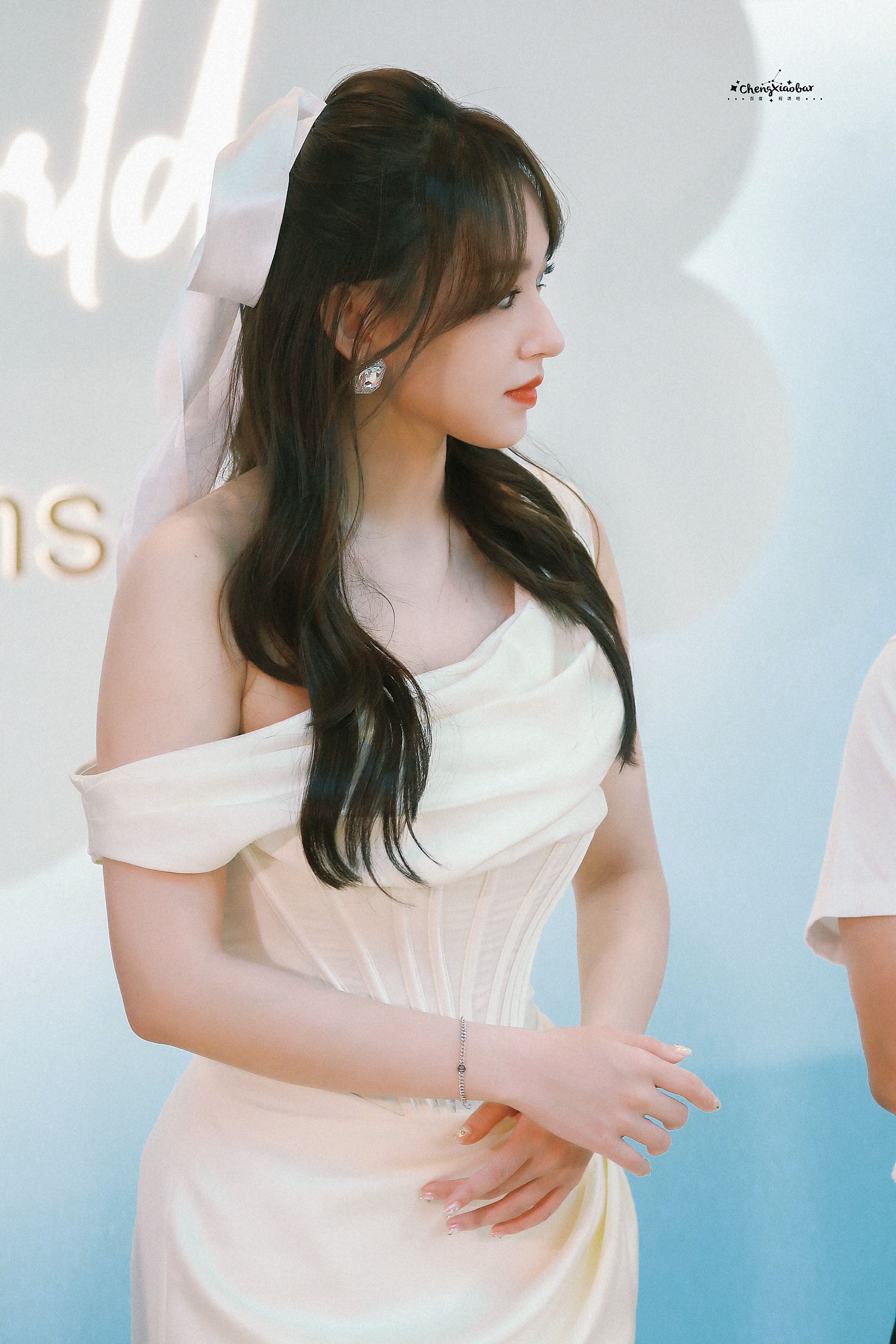 程潇白色露肩长礼服活动照合集