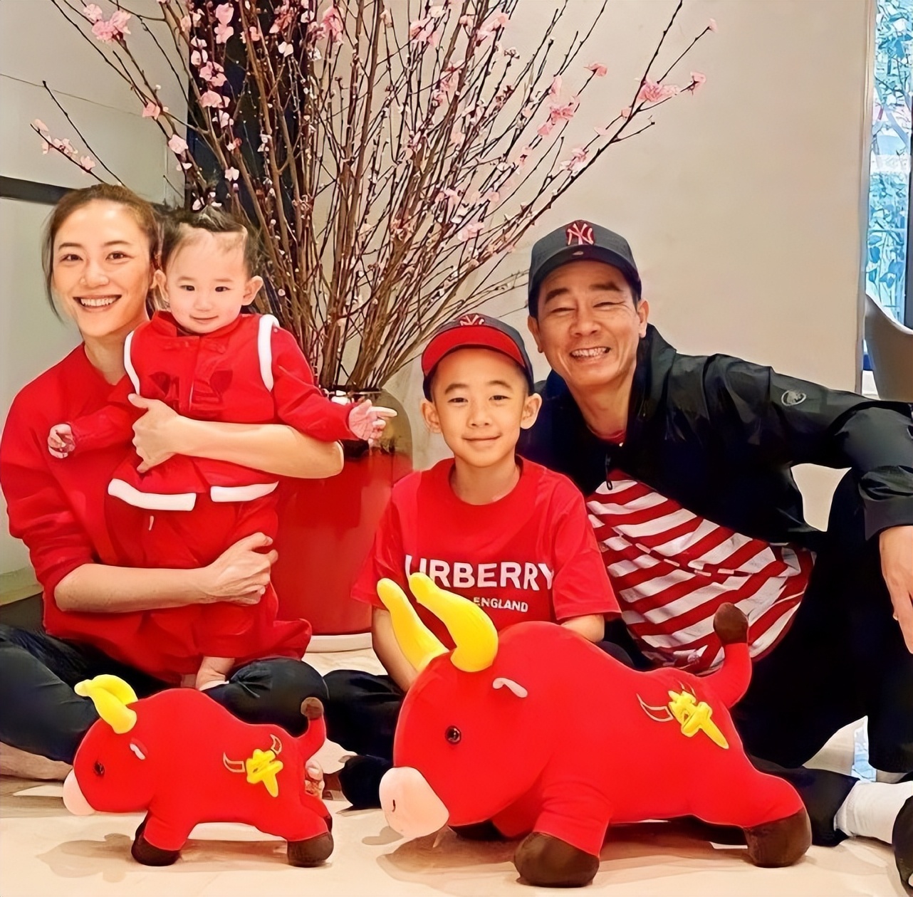 陈小春晒俩儿子萌态，二宝留长发扎揪揪打扮像女孩，长相遗传爸爸