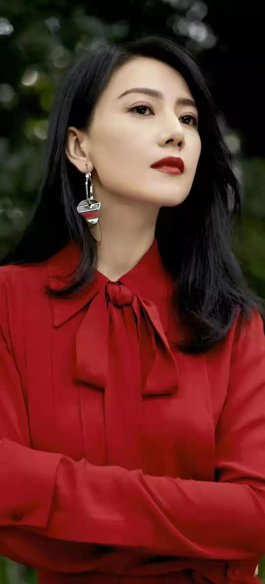 44位明星驾驭的红色服饰典雅大方，由内而外散发出自然的美感