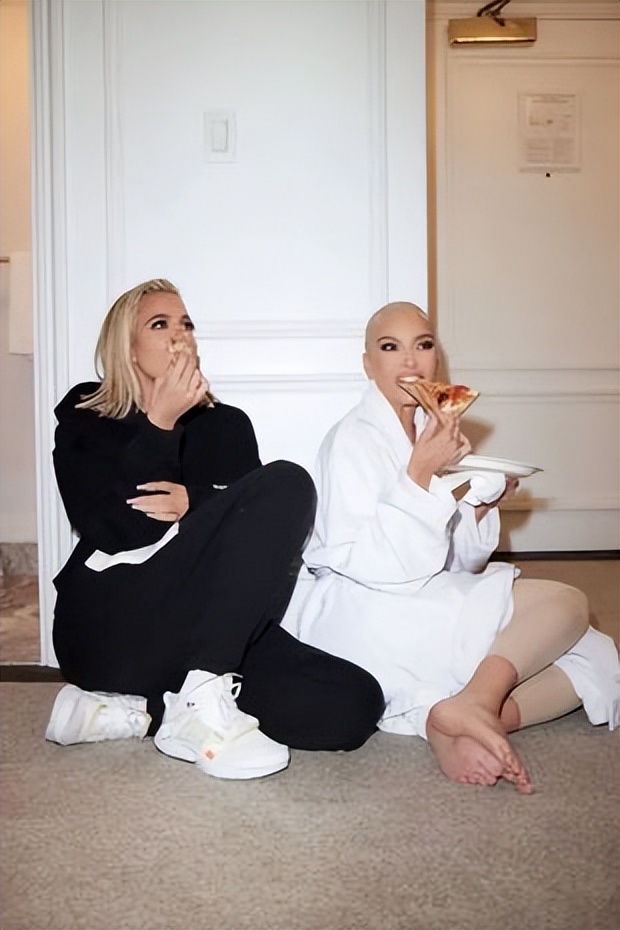 金和克洛伊用食物道具“假吃”披萨遭质疑，网友们真假难分