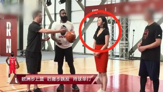 中国nba女记者有哪些(中国美女记者闯NBA身材傲人不输卡戴珊！哈登跟她合影表情不自在)