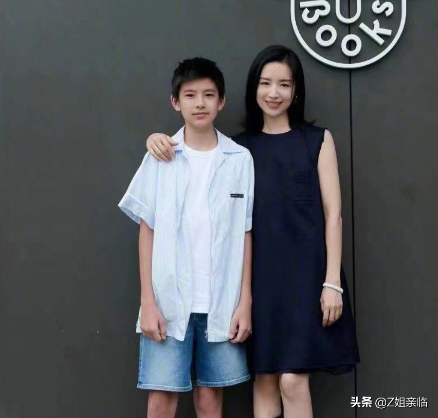 表面是星二代，实际是可怜人，有亲爹像没有，最长38年没见过爸爸