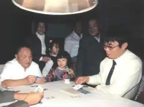 世界杯中日围棋擂台赛(邓小平请聂卫平教孙子下棋，孙子却不听话，聂：只好猛烈“管教”)