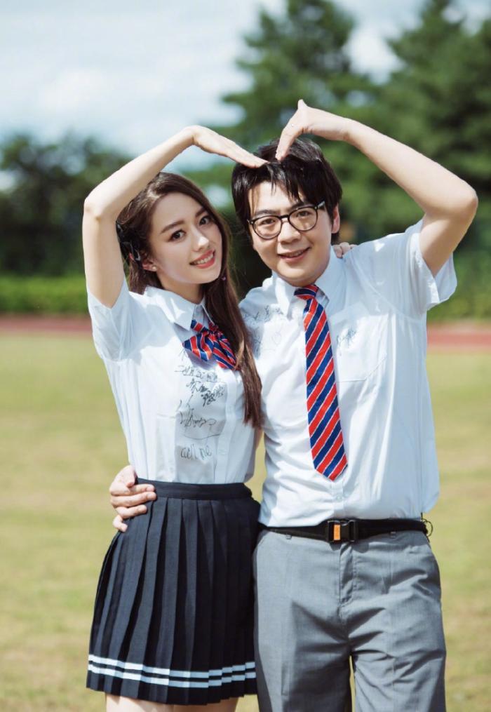 郎朗吉娜带儿子游巴黎，埃菲尔铁塔前遛娃，互为彼此掌镜幸福洋溢