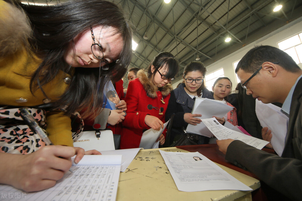 应届生，上岸一个生源不是很好的学校教书，会影响前途吗？